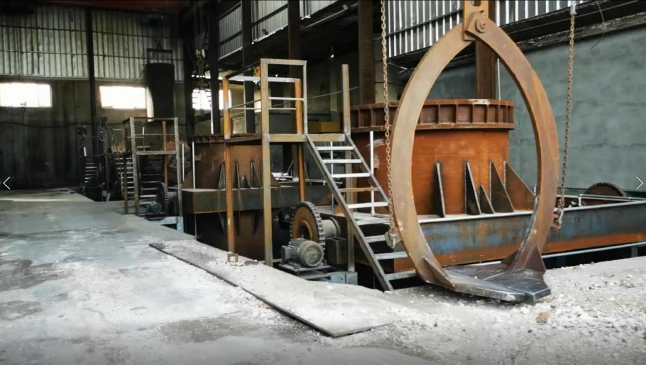 Three-phase electric arc furnace used to fuse Donghai quartz lump at 2200-2500 °C