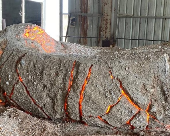 Fused silica block for refractory applications — low thermal expansion lining material